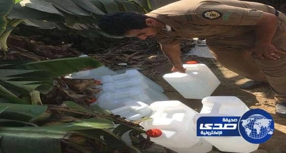 بالصور.. الإطاحة بـ16 أفريقيا يديرون مصنعا للخمور بمرزعة موز في بيش