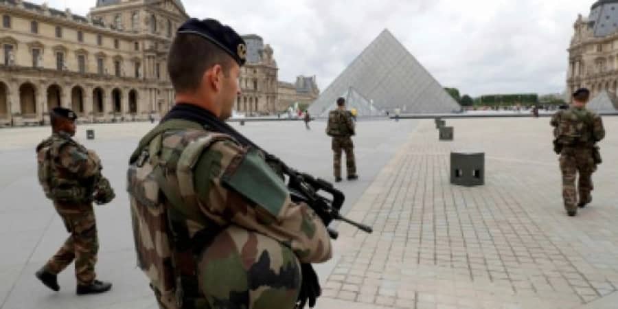 المدعى العام الفرنسي: منفذ هجوم اللوفر مصري