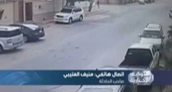 بالفيديو .. مواطن يكشف تفاصيل ضربه بالسواطير من أفارقة بعد سحبه مبلغ كبير من صراف