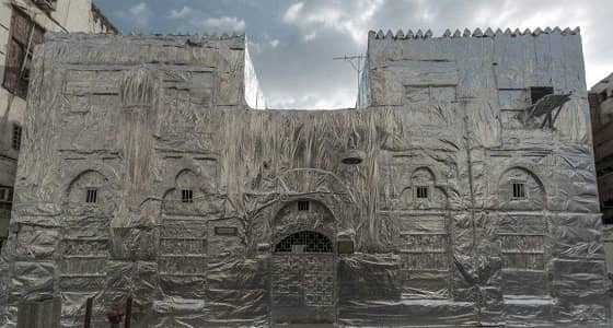 فنان سعودي يكشف السبب وراء تغطية « رباط الخنجي » التاريخي بالقصدير