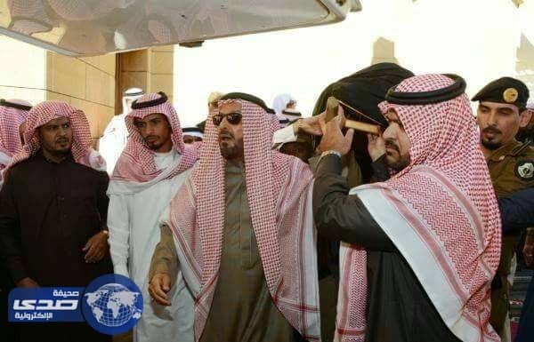 أمير حائل يعزي ذوي شهيد الواجب الخمسان