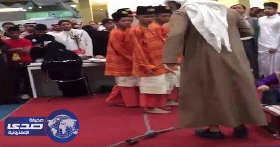 بالفيديو.. محتسب يتهجم على فعالية للجالية الماليزية في معرض الكتاب حوت رقصاً
