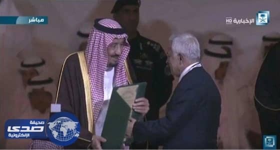 خادم الحرمين يسلّم جائزة الملك فيصل العالمية للفائزين هذا العام