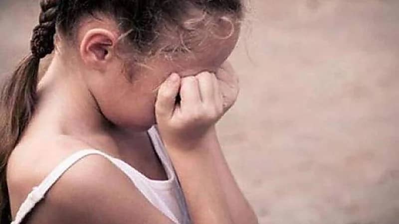 رجل يحاول هتك عرض طفلة داخل مخزن