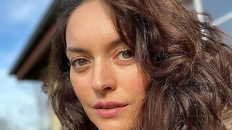 فنانة تركية مهددة بالسجن بسبب دفاعها عن فتاة اغتصبها جندي