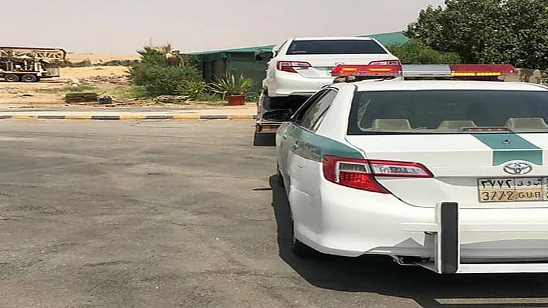 ضبط قائد مركبة قطع الإشارة الحمراء بسرعة عالية على أحد الطرق 