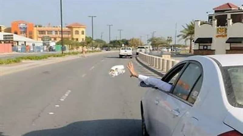 200 ريال غرامة رمي المخلفات من السيارات في طرقات عسير 