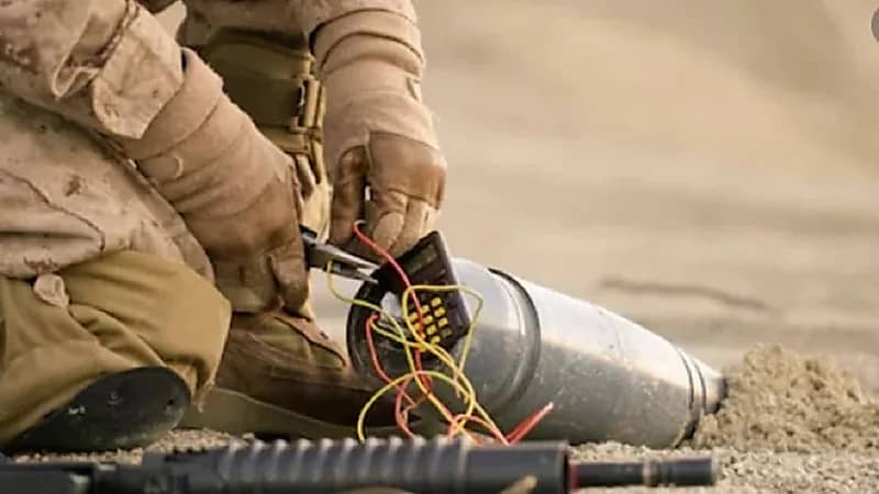 يمني يقتل زوجته وابنته بقنبلة في صنعاء