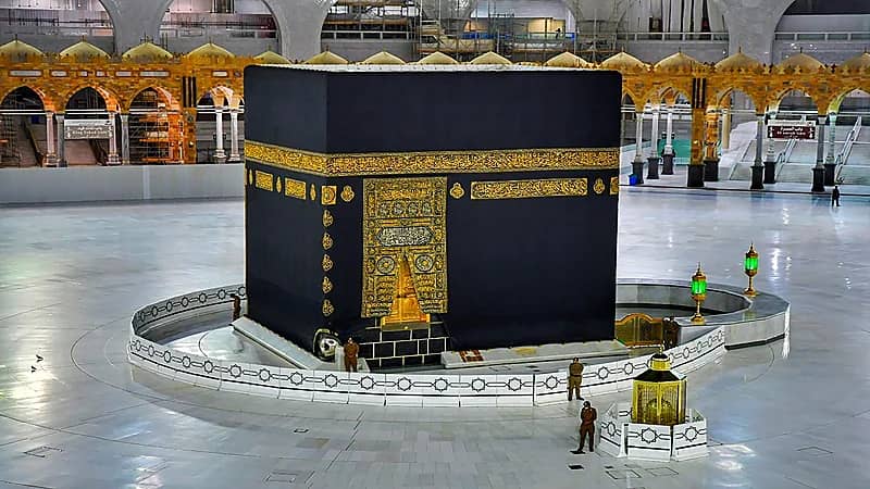 بالفيديو .. فريق مختص ينظف ويُعقم سطح الكعبة المشرفة في 20 دقيقة