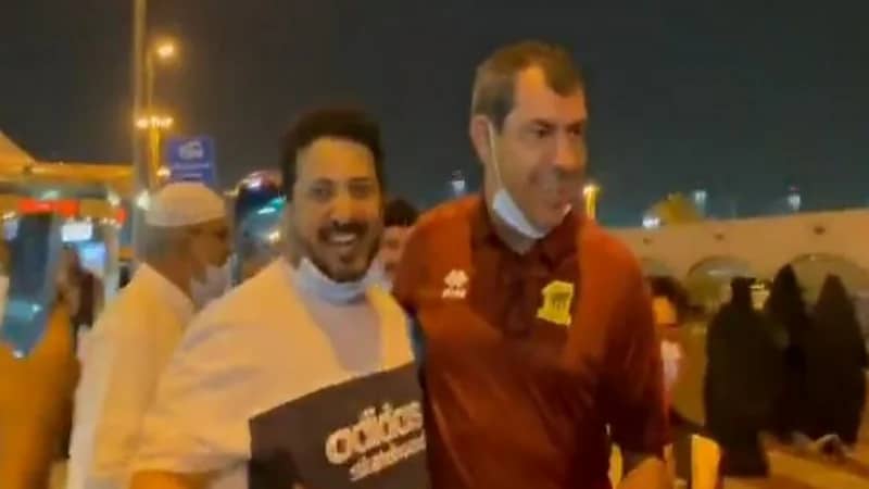  مشجع اتحادي يتفاجأ برد كاريلي بعدما طالبه بتحقيق لقب البطولة العربية "فيديو"