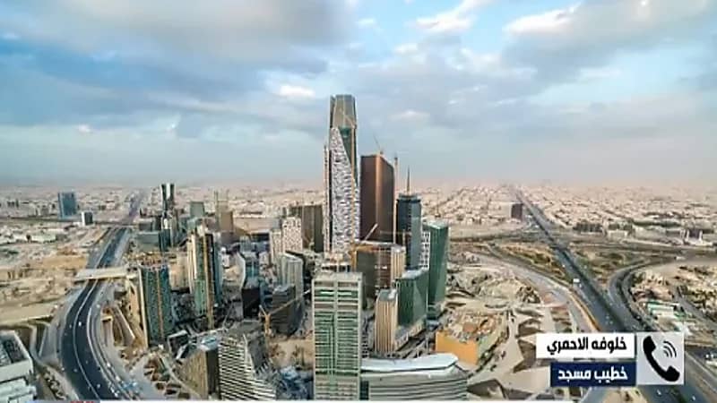 بالفيديو.. طفل يترجم لوالده الأصم خطبة الجمعة