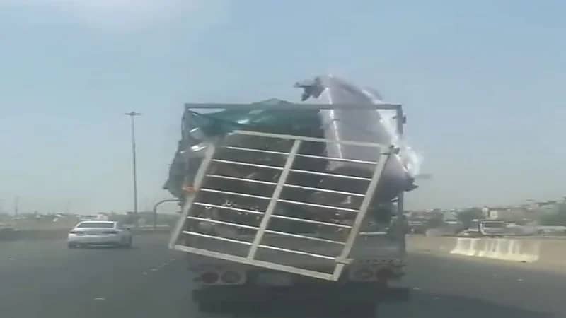 شاهد.. مركبة تسير بسرعة عالية على طريق "جدة- الحرمين" والمرور يتفاعل 