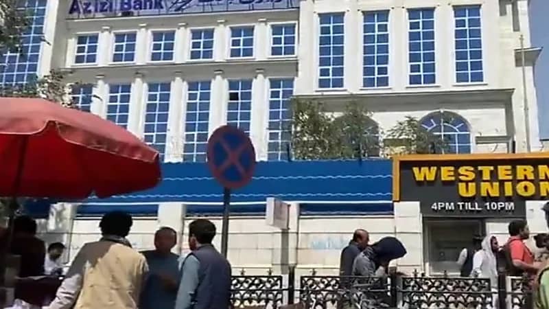 شاهد.. فوضى أمام البنوك في كابل بعد صدور قرار بصرف 200 دولار للعملاء أسبوعيا