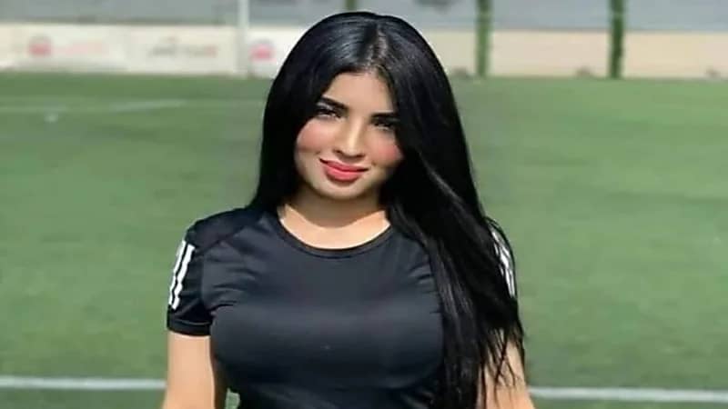 حكمة كرة قدم أنيقة تنزل الملعب بروج وبأظافر طويلة "صورة"