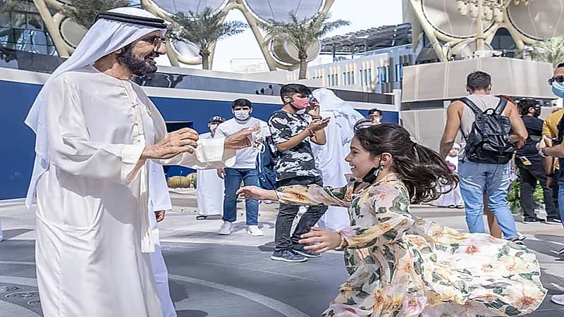 بالصور.. حاكم دبي يحقق أمنية طفلة ترغب بلقائه في إكسبو