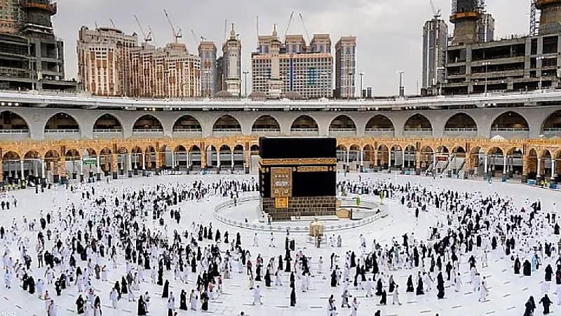 بالفيديو .. معتمر يروي قصة معتمرة عراقية تلهج بالدعاء للمملكة أثناء الطواف