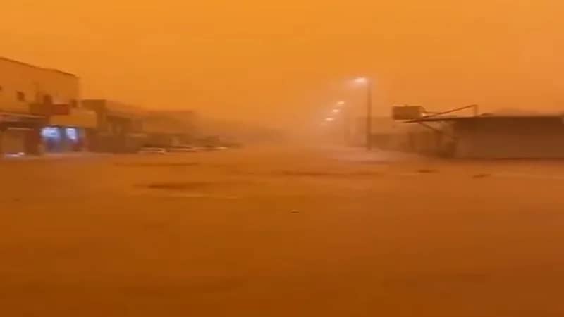 شاهد: جريان السيول في أحياء عرعر