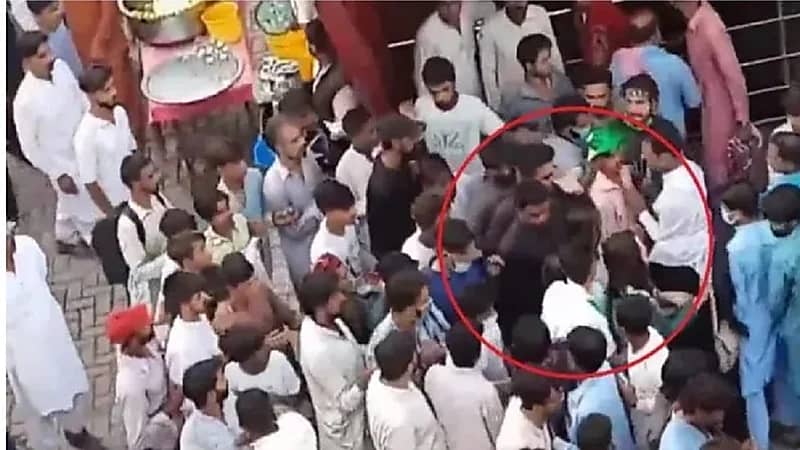 فيديو صادم يوثق لحظة تعرض فتاة تركية لتحرش جماعي في باكستان
