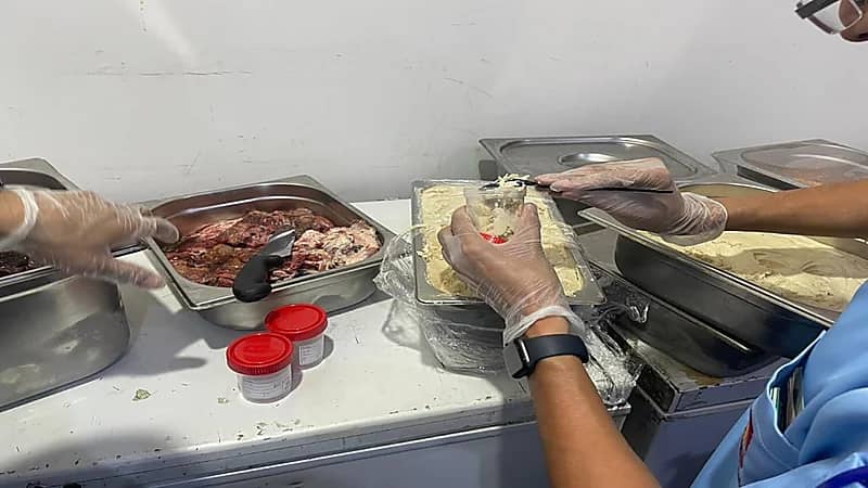 بالصور.. بلدية المبرز تغلق أحد المطاعم بسبب حادثة تسمم غذائي 