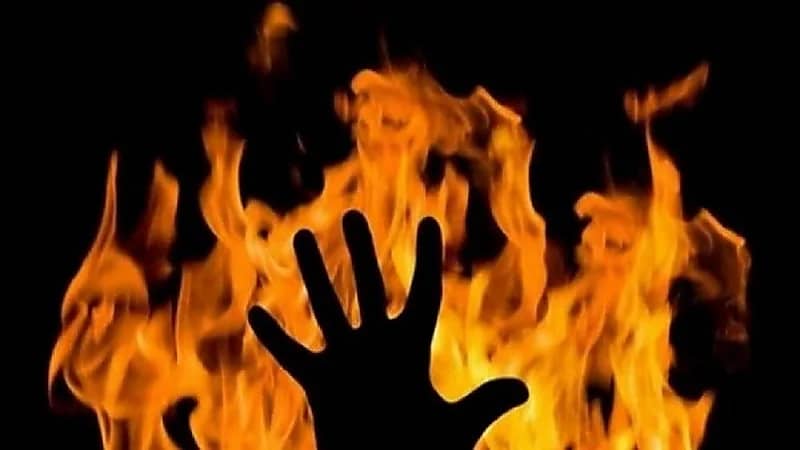 تاجر ملابس يشعل النار في بائع انتقامًا منه