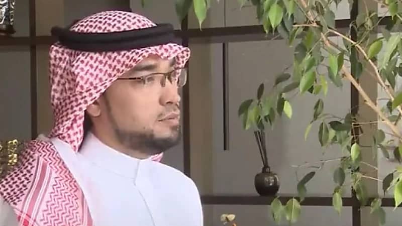 شاب بتبوك يتقن اللغة الصينية وينتقل لمرحلة تدريب الراغبين بتعلم اللغة  ( فيديو)