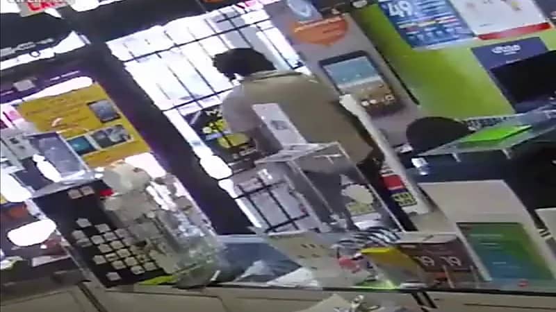 شاهد.. ‏تصرف ذكي لموظفة ساعدت في القبض على مجرم في عملية سطو مسلح على بنك