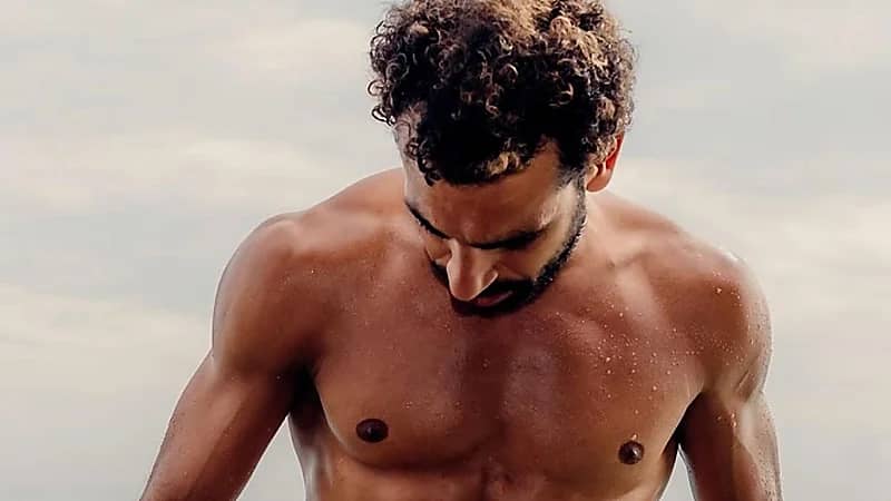 محمد صلاح يثير تعليقات أحد أصدقائه بعد استعراض عضلاته