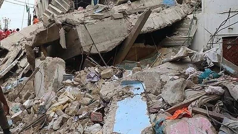 انهيار مبنى مكون من 3 طوابق بسبب حريق هائل 