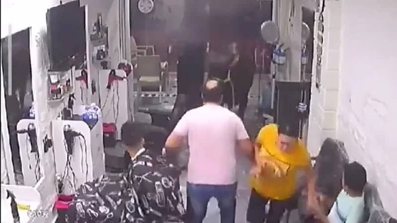 شاهد.. لحظة اقتحام ثور لمحل حلاقة