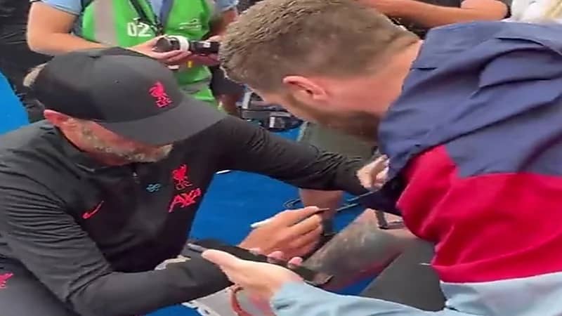 شاهد.. أغرب توقيع ليورغن كلوب في تاريخه التدريبي