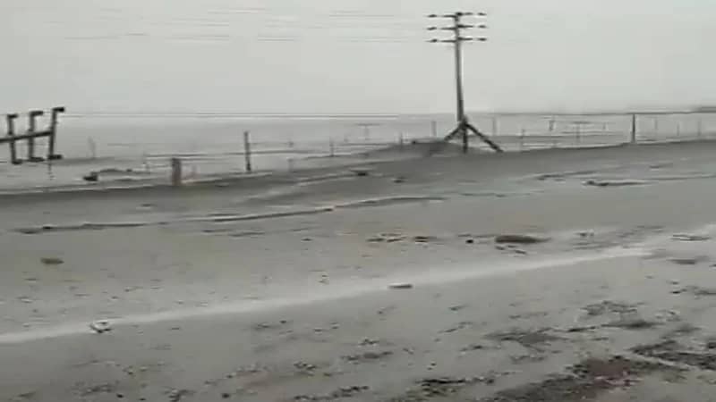 شاهد.. أمطار غزيرة ورياح تسقط أعمدة الكهرباء بالطائف