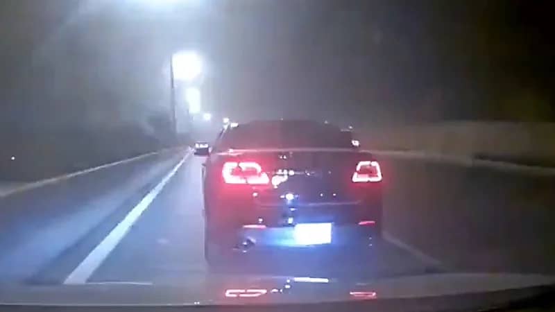 شاهد .. قائد مركبة يصدم سيارة عمداً على طريق سريع ثم يفر هارباً