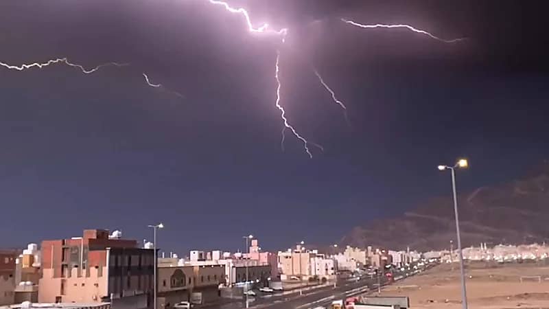شاهد .. البروق تضئ سماء مكة بالتزامن مع هطول الأمطار