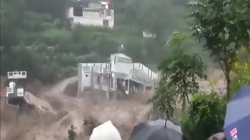 شاهد.. انهيار مبنى بالكامل في باكستان بسبب الفيضان