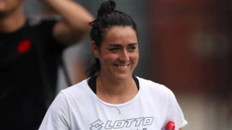 شاهد.. أنس جابر تخطف الأنظار بجملة عربية في مؤتمر بأمريكا