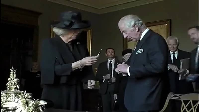 شاهد .. الملك تشارلز غاضب من جديد بسب تسرب حبر قلم!