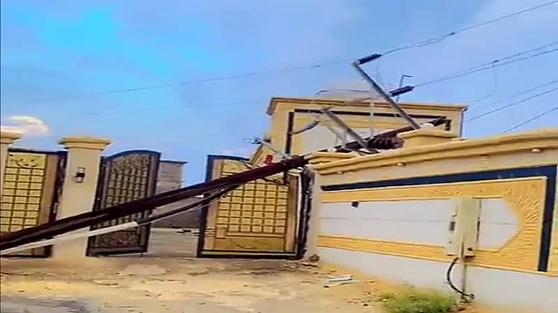 شاهد.. سقوط عمود كهرباء نتيجة لعاصفة أمطار بالحمى