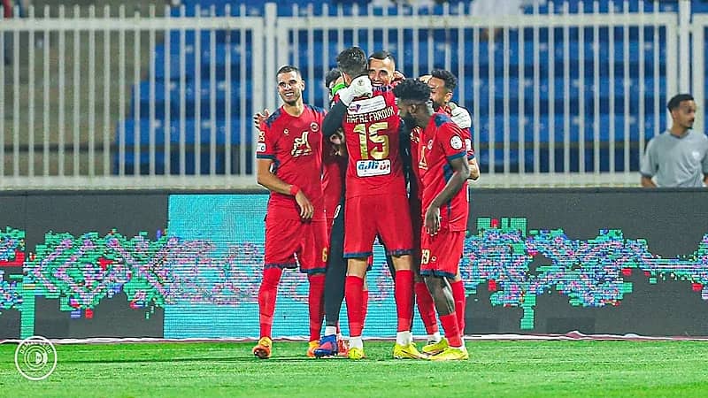 شاهد .. هدف تاريخي من حارس ضمك في شباك الطائي