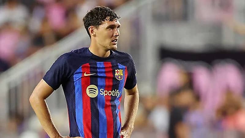 مدافع برشلونة يعاني من إصابة في الكاحل