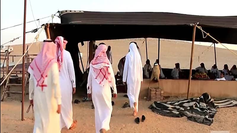 شاهد.. مواطن ينصب خيمته منذ 20 عاما على إحدى الطرق السريعة لاستقبال وضيافة المسافرين