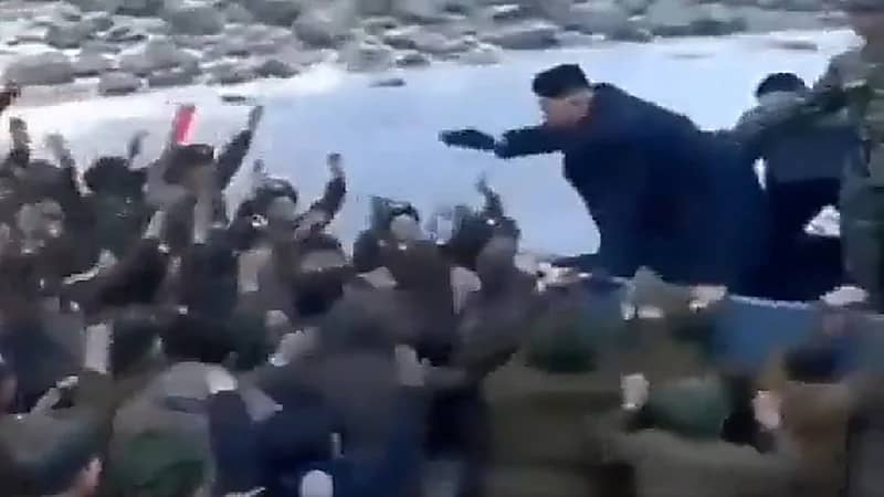 شاهد .. أشخاص يركضون وراء الزعيم الكوري أثناء صعوده لمركبة بحرية