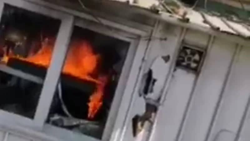 بالفيديو.. المتظاهرون يحرقون نقطة تفتيش لقوات الملالي