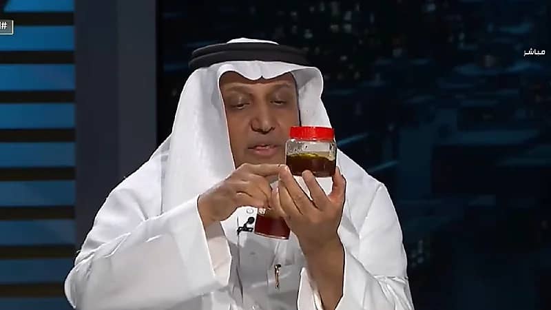 بالفيديو .. مختص يستعرض عينات من العسل المغشوش المنتشر بالأسواق السعودية