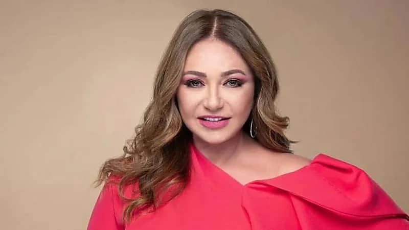 شاهد.. إطلالة جذابة للفنانة ليلى علوي بمهرجان القاهرة السينمائي