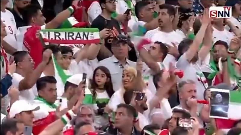 شاهد.. مدرجات إيران تشتعل بين أتباع الملالي ومعارضيه