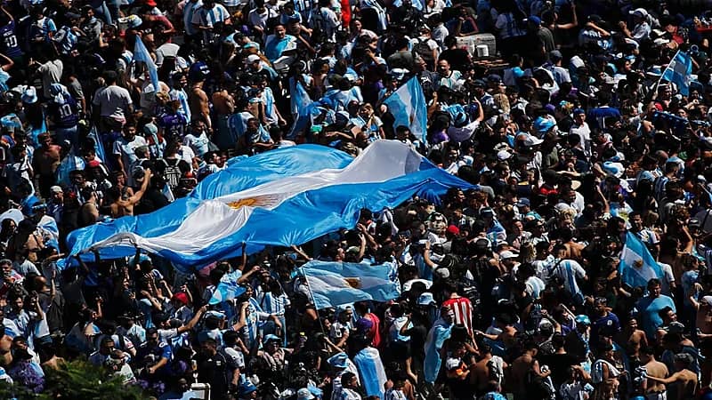 شاهد.. احتفالات جماهير ‎الأرجنتين بعد التتويج بكأس العالم خارج استاد لوسيل