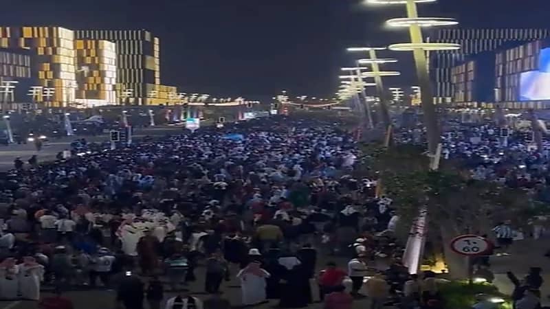 شاهد.. الجماهير تنتظر وصول باص منتخب الأرجنتين في ‎درب لوسيل