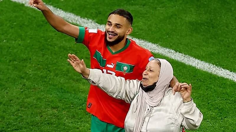 حقيقة وفاة والدة المغربي "بوفال" بعد تعرضها لوعكة صحية 