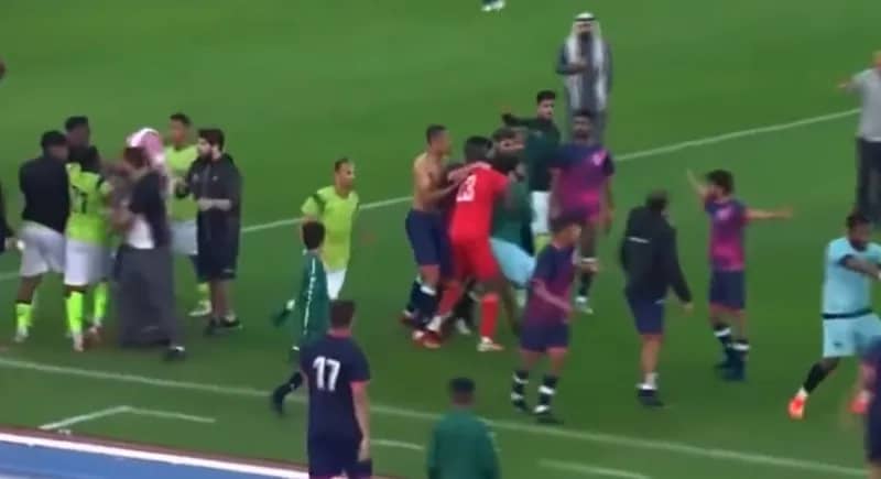 فيديو .. مضاربة بين لاعبين في دوري الدرجة الثالثة