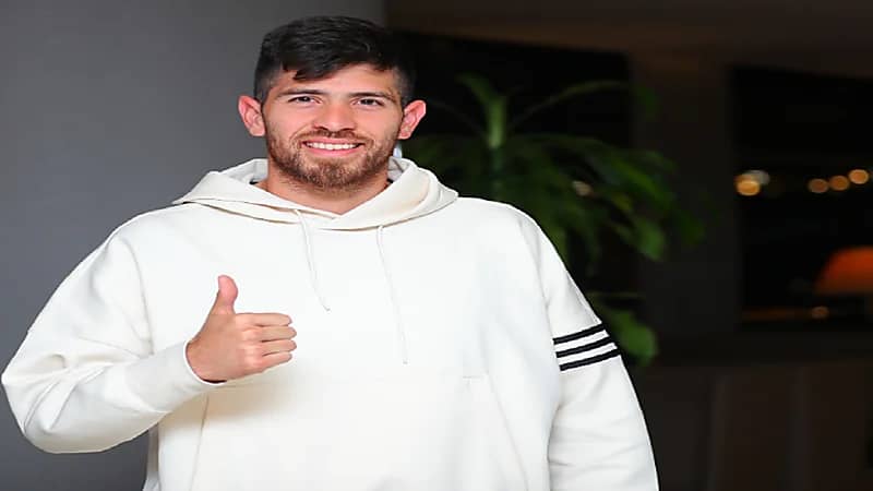 بالصور .. حارس النصر الجديد يصل إلى الرياض